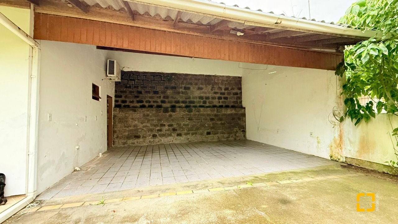 Casa com 160m², 3 quartos, 2 garagens, no bairro Ingleses do Rio Vermelho em Florianópolis