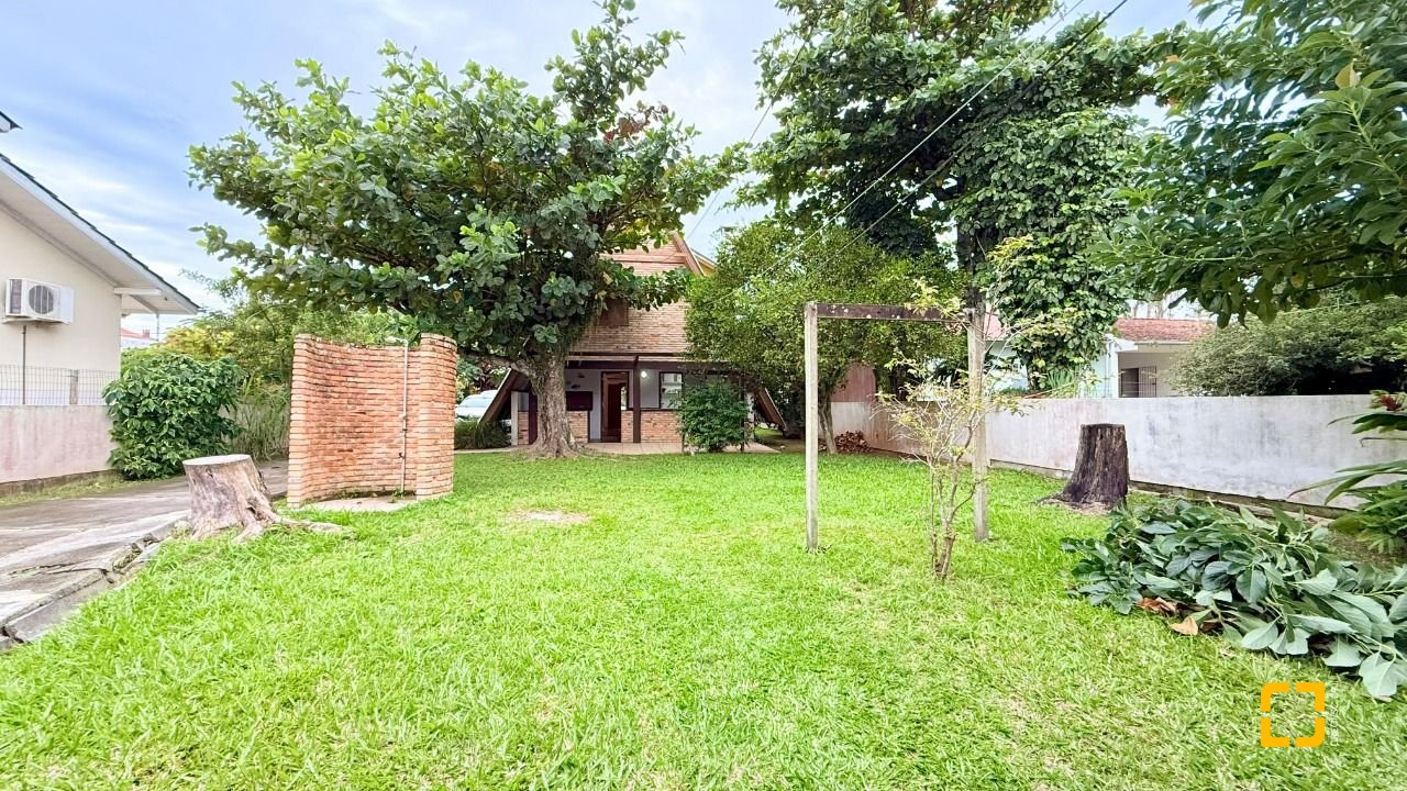 Casa com 160m², 3 quartos, 2 garagens, no bairro Ingleses do Rio Vermelho em Florianópolis
