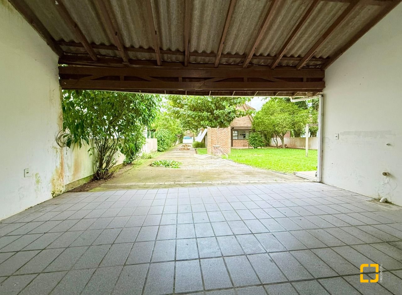 Casa com 160m², 3 quartos, 2 garagens, no bairro Ingleses do Rio Vermelho em Florianópolis