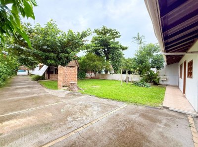 Casa com 160m², 3 quartos, 2 garagens, no bairro Ingleses do Rio Vermelho em Florianópolis
