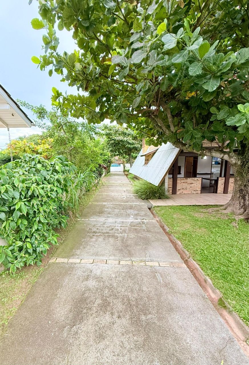 Casa com 160m², 3 quartos, 2 garagens, no bairro Ingleses do Rio Vermelho em Florianópolis