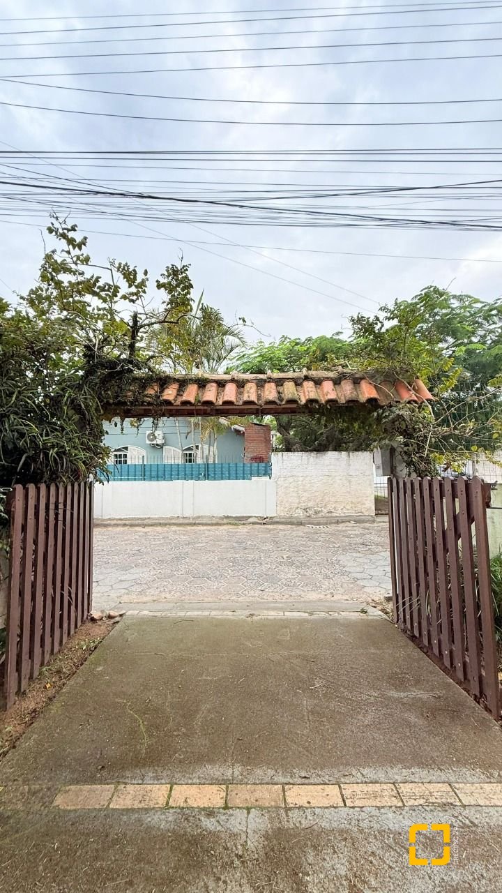 Casa com 160m², 3 quartos, 2 garagens, no bairro Ingleses do Rio Vermelho em Florianópolis