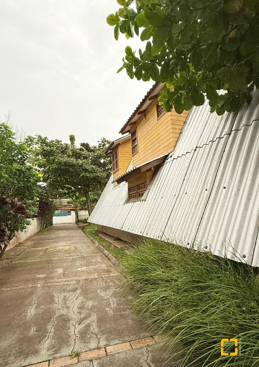 Casa com 160m², 3 quartos, 2 garagens, no bairro Ingleses do Rio Vermelho em Florianópolis