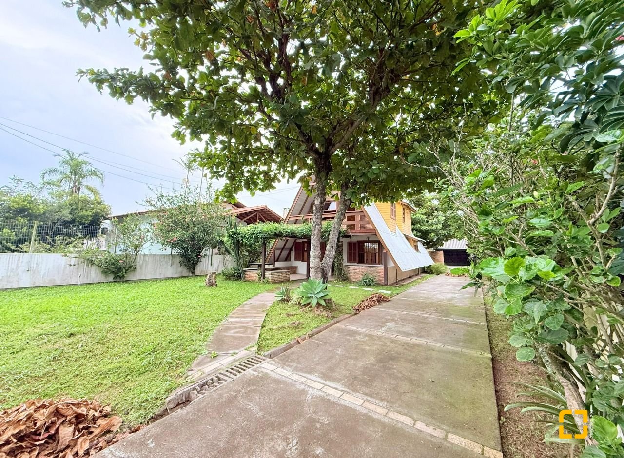 Casa com 160m², 3 quartos, 2 garagens, no bairro Ingleses do Rio Vermelho em Florianópolis