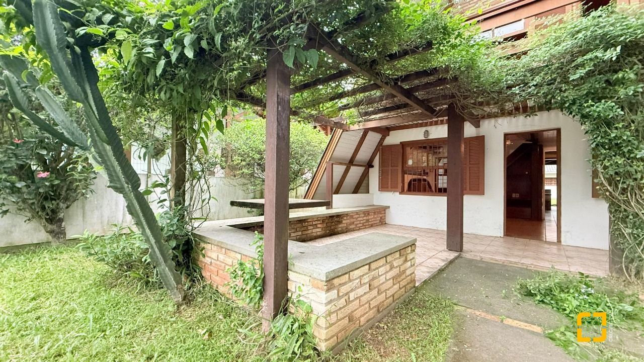 Casa com 160m², 3 quartos, 2 garagens, no bairro Ingleses do Rio Vermelho em Florianópolis