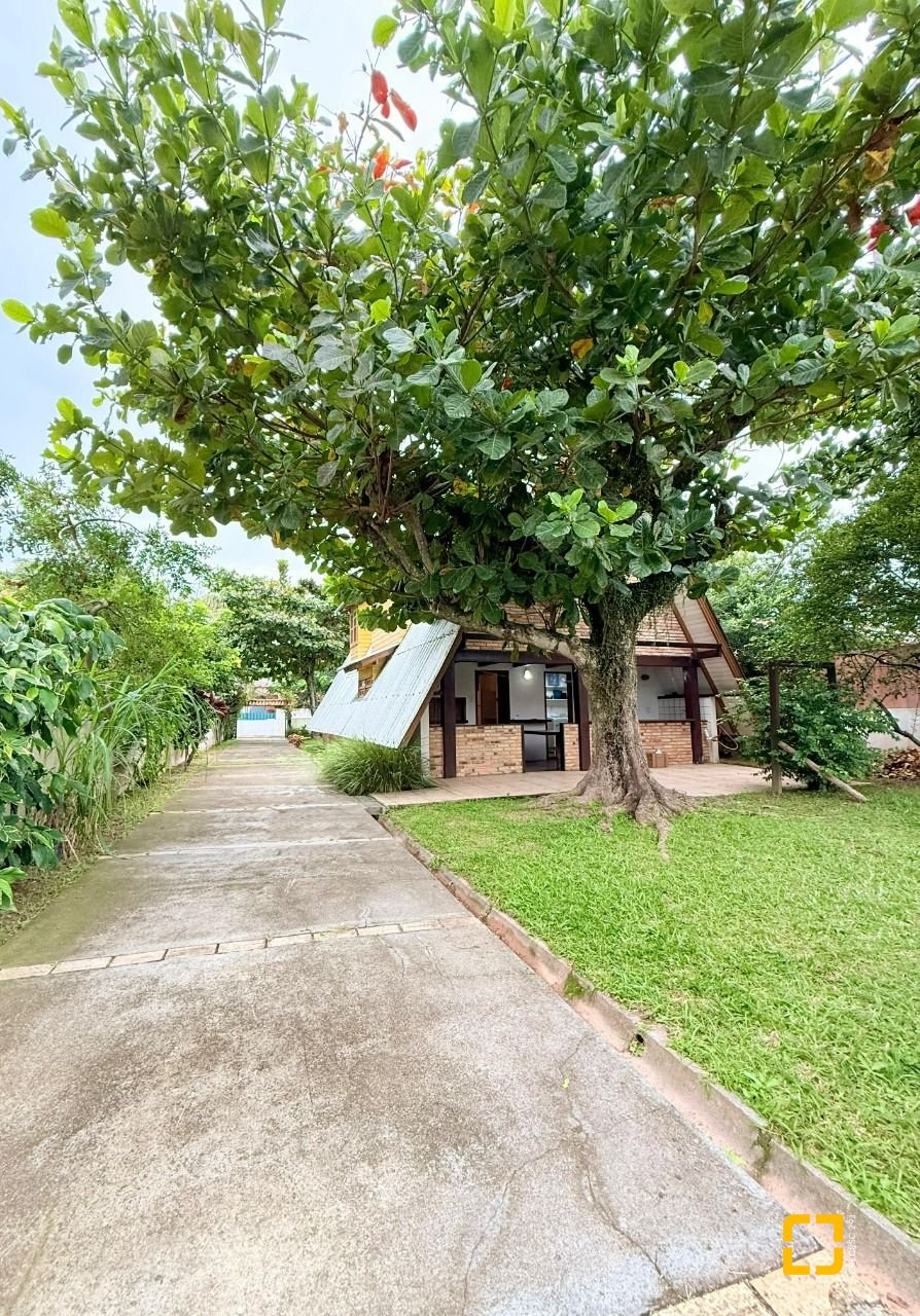 Casa com 160m², 3 quartos, 2 garagens, no bairro Ingleses do Rio Vermelho em Florianópolis