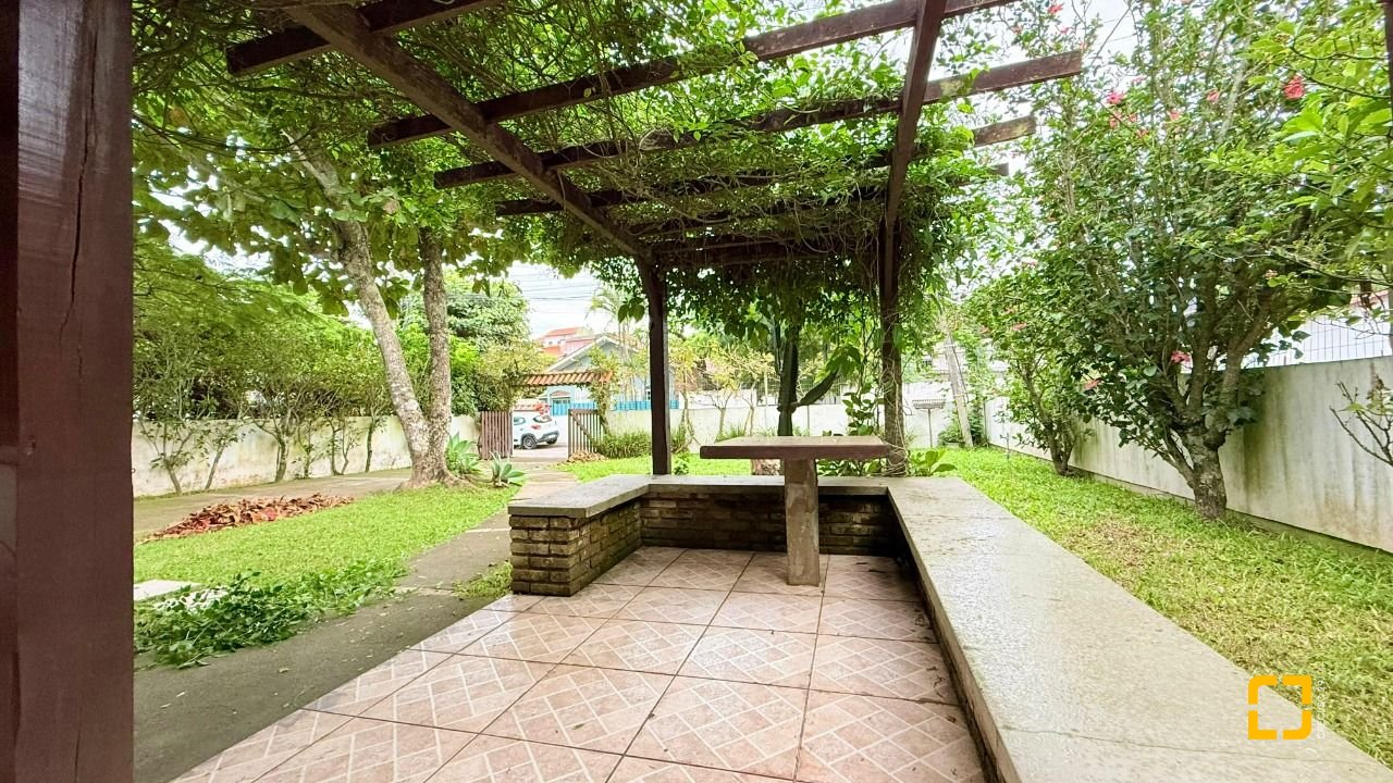 Casa com 160m², 3 quartos, 2 garagens, no bairro Ingleses do Rio Vermelho em Florianópolis