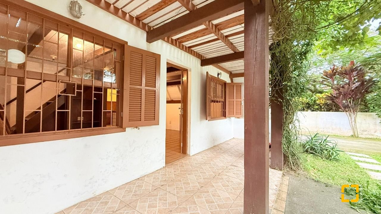 Casa com 160m², 3 quartos, 2 garagens, no bairro Ingleses do Rio Vermelho em Florianópolis