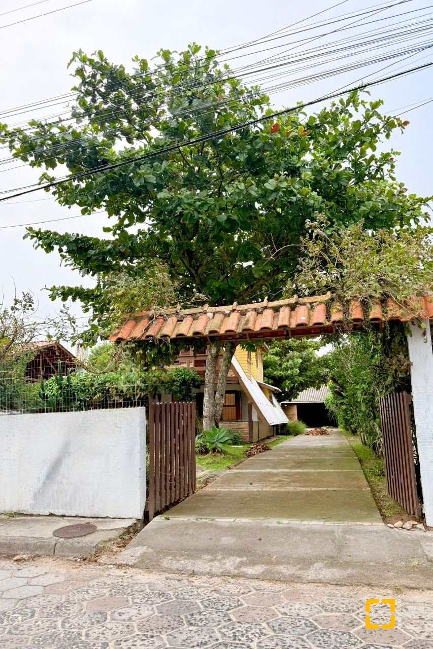 Casa com 160m², 3 quartos, 2 garagens, no bairro Ingleses do Rio Vermelho em Florianópolis