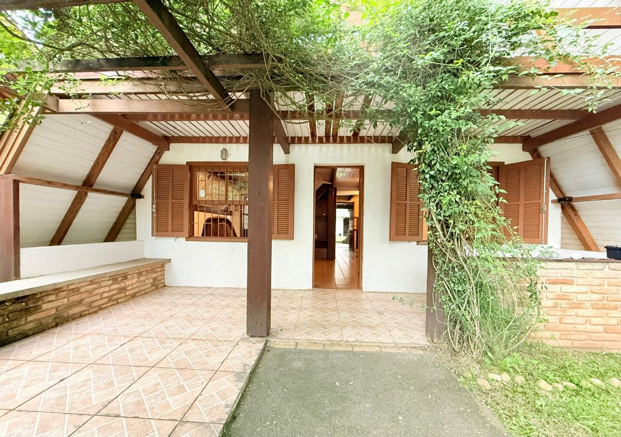 Casa com 160m², 3 quartos, 2 garagens, no bairro Ingleses do Rio Vermelho em Florianópolis