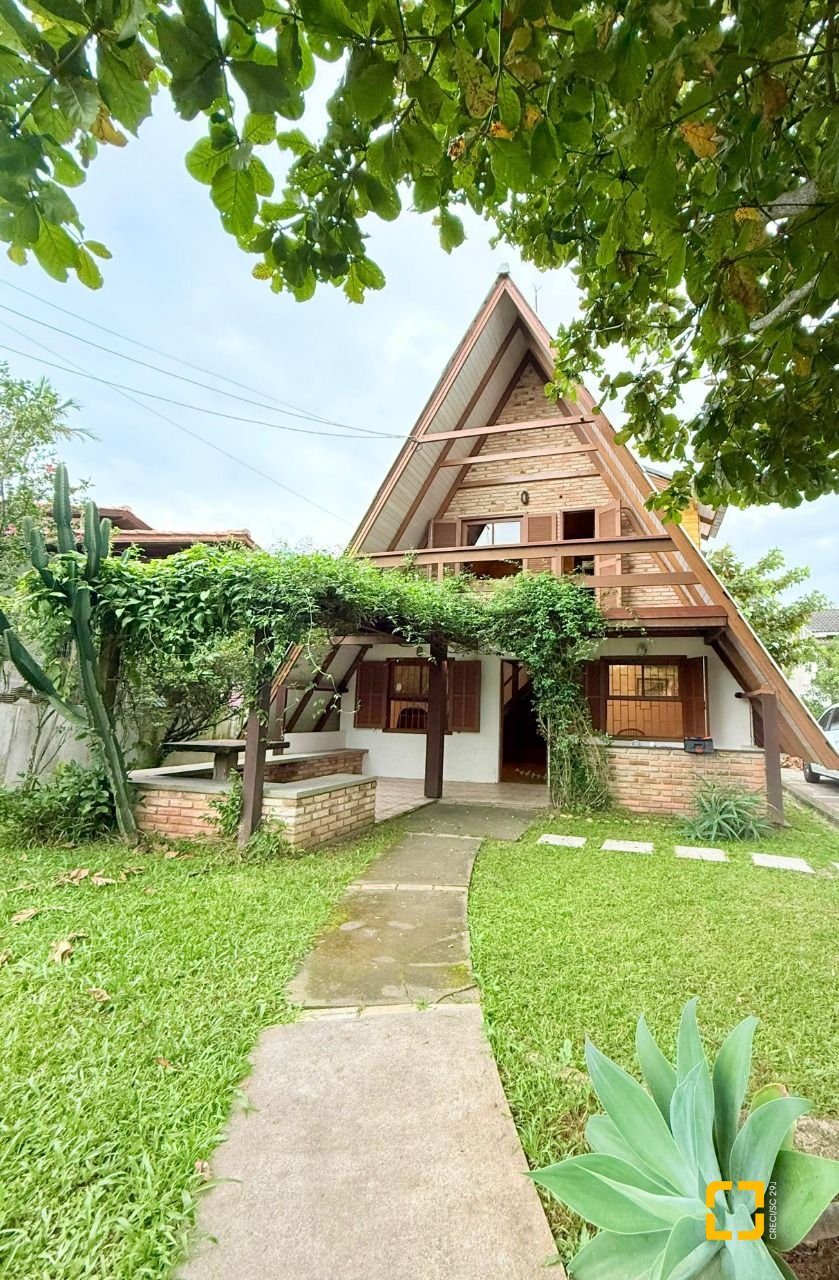 Casa com 160m², 3 quartos, 2 garagens, no bairro Ingleses do Rio Vermelho em Florianópolis