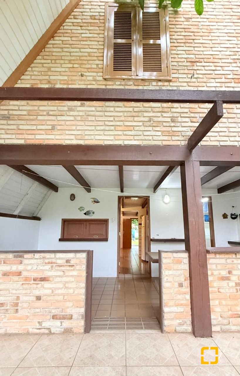 Casa com 160m², 3 quartos, 2 garagens, no bairro Ingleses do Rio Vermelho em Florianópolis