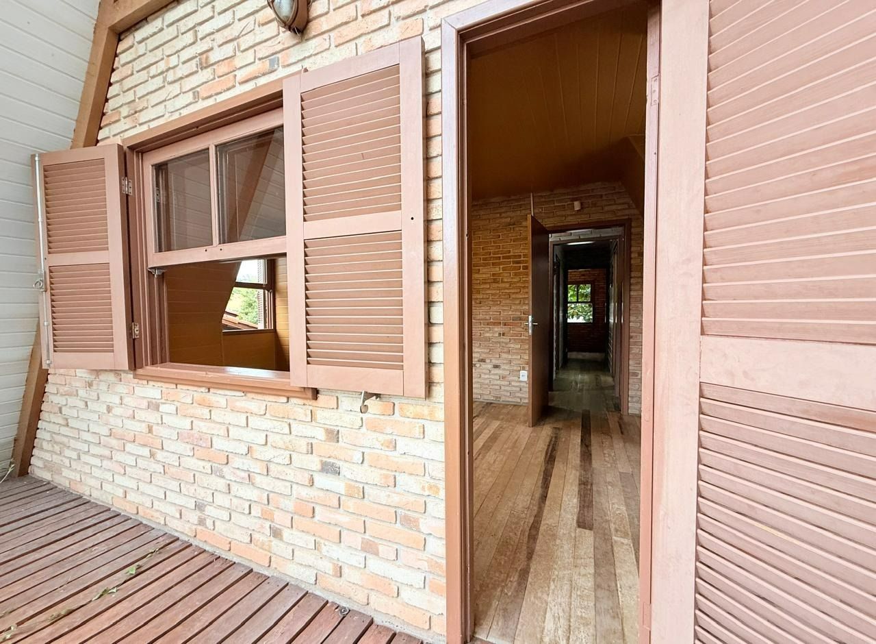 Casa com 160m², 3 quartos, 2 garagens, no bairro Ingleses do Rio Vermelho em Florianópolis