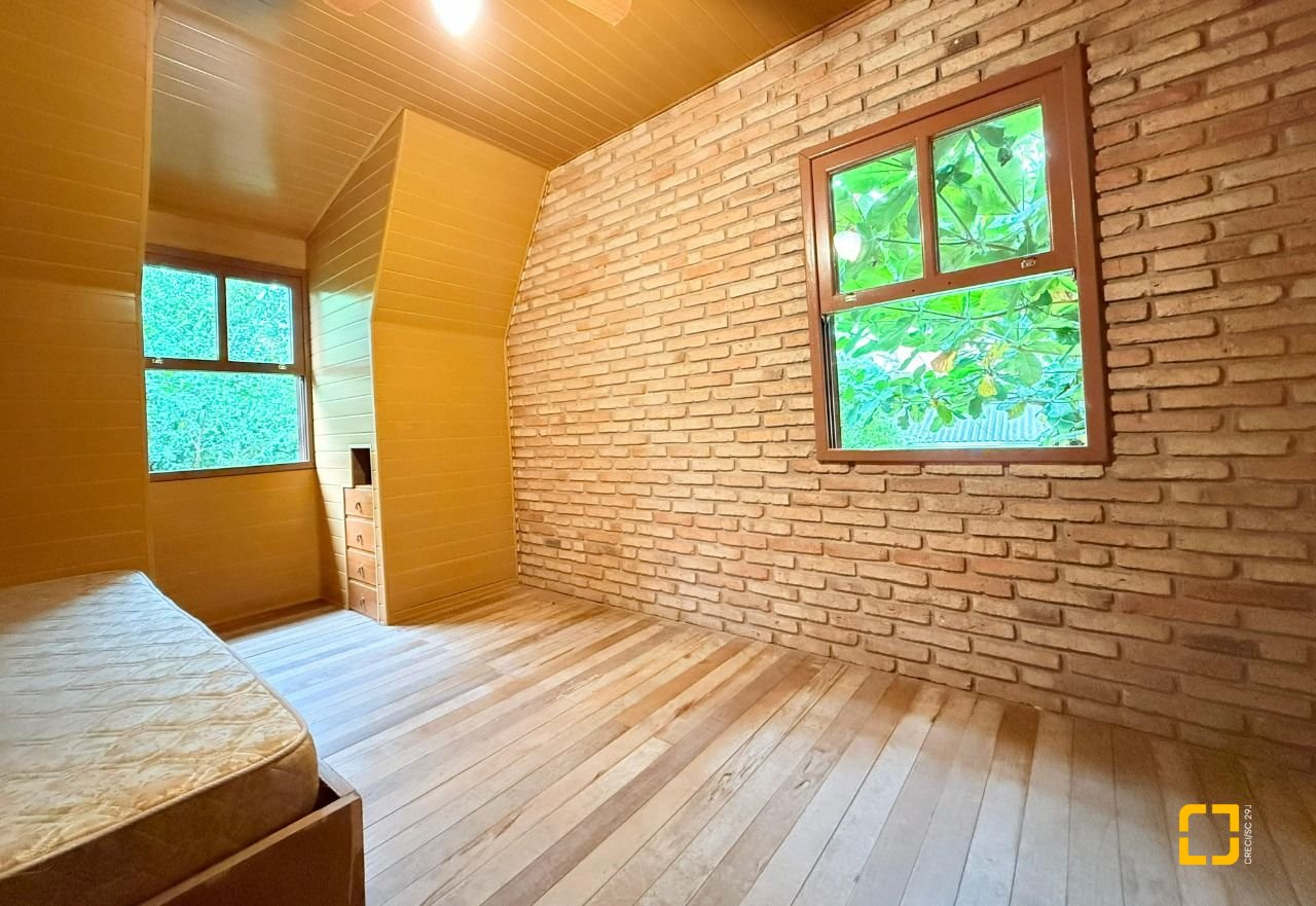 Casa com 160m², 3 quartos, 2 garagens, no bairro Ingleses do Rio Vermelho em Florianópolis