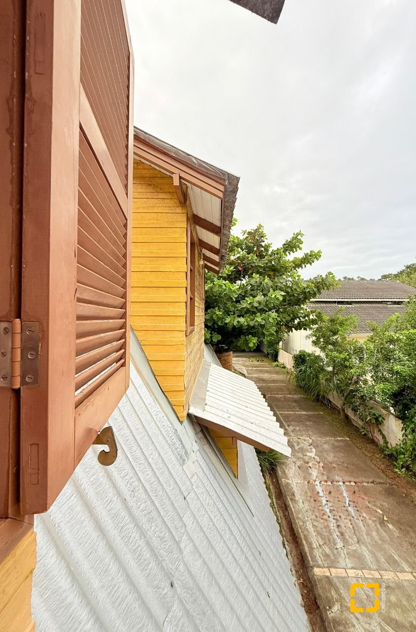 Casa com 160m², 3 quartos, 2 garagens, no bairro Ingleses do Rio Vermelho em Florianópolis