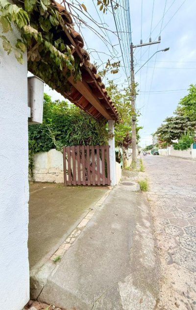 Casa com 160m², 3 quartos, 2 garagens, no bairro Ingleses do Rio Vermelho em Florianópolis