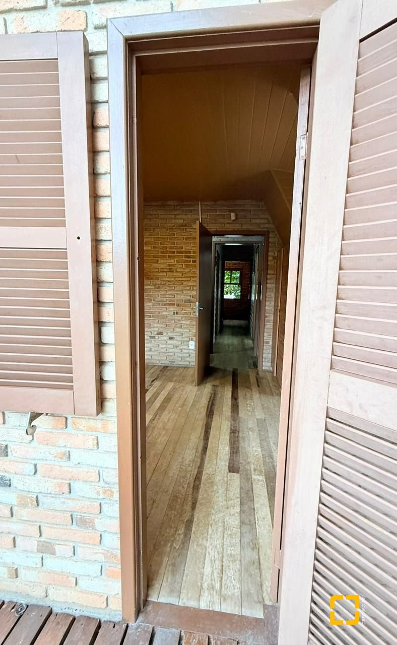 Casa com 160m², 3 quartos, 2 garagens, no bairro Ingleses do Rio Vermelho em Florianópolis