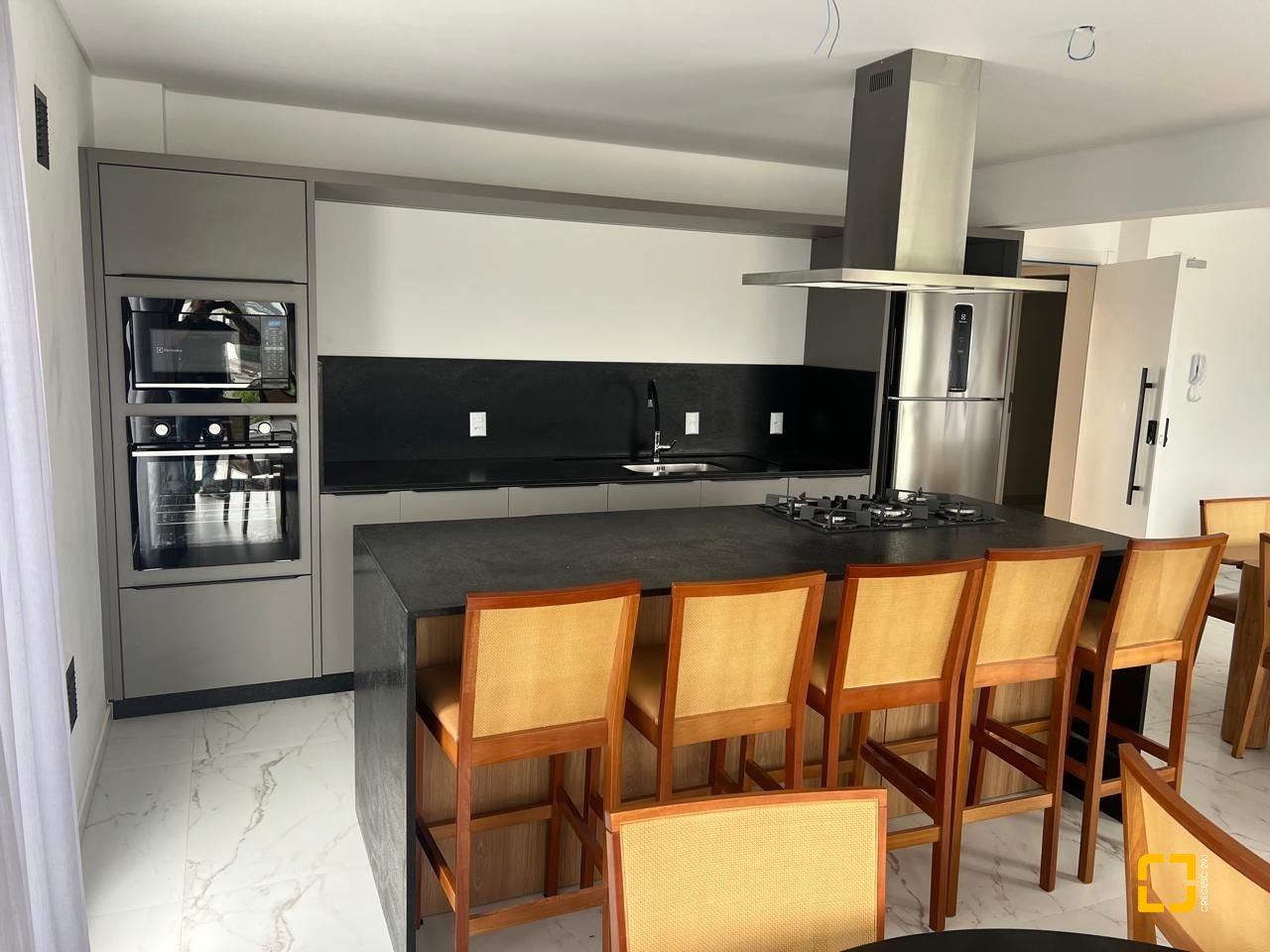 Apartamento com 43m², 1 quarto (sendo 1 suíte), 1 garagem, no bairro Trindade em Florianópolis