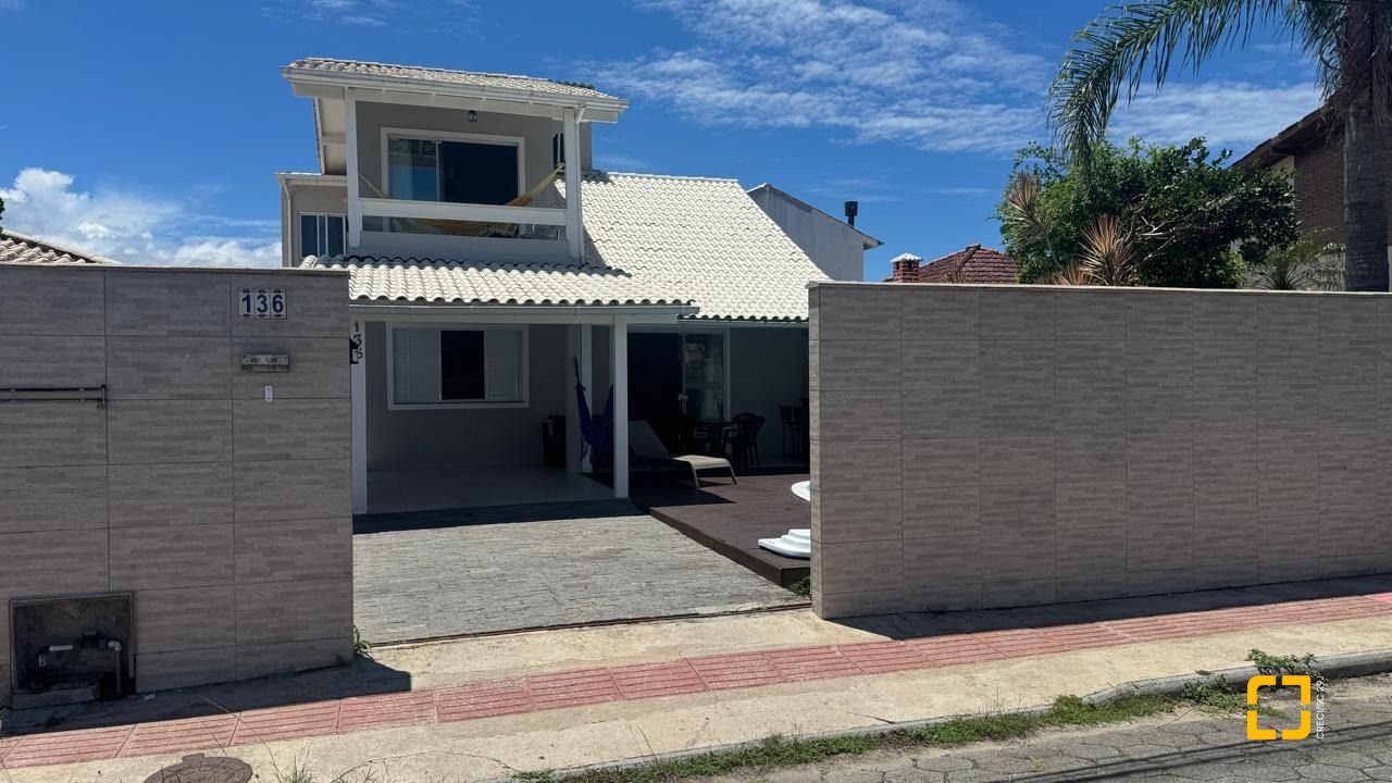 Casa com 215m², 4 quartos (sendo 1 suíte), 2 garagens, no bairro Campeche em Florianópolis