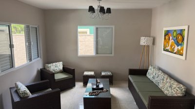 Casa com 215m², 4 quartos (sendo 1 suíte), 2 garagens, no bairro Campeche em Florianópolis