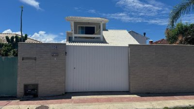 Casa com 215m², 4 quartos (sendo 1 suíte), 2 garagens, no bairro Campeche em Florianópolis