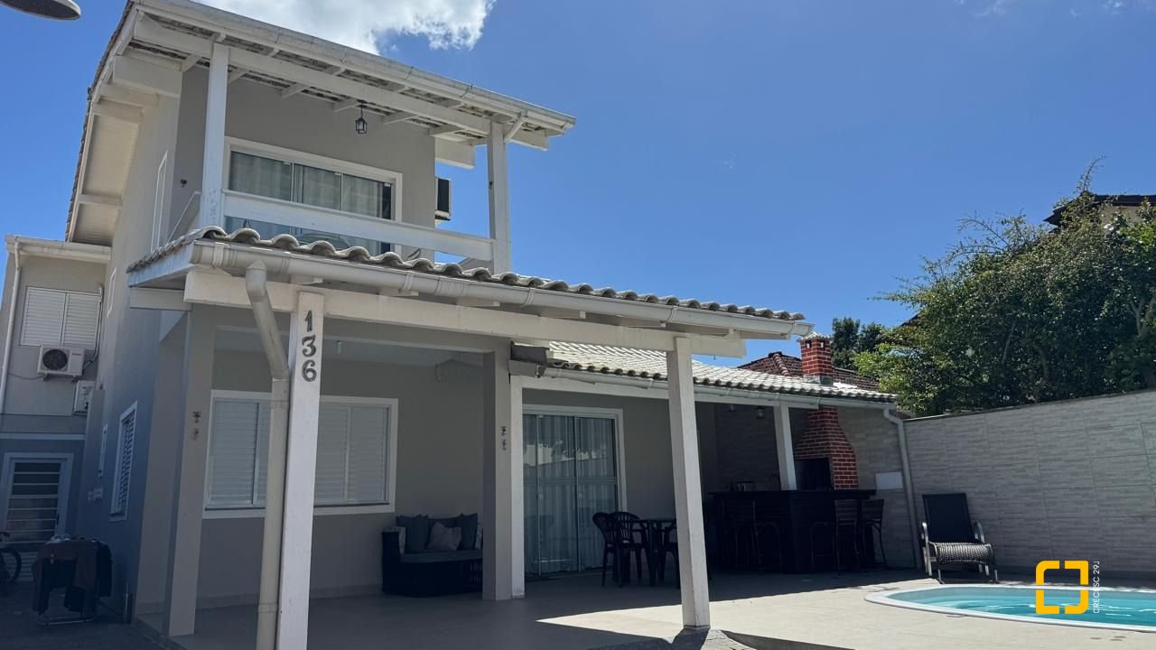 Casa com 215m², 4 quartos (sendo 1 suíte), 2 garagens, no bairro Campeche em Florianópolis