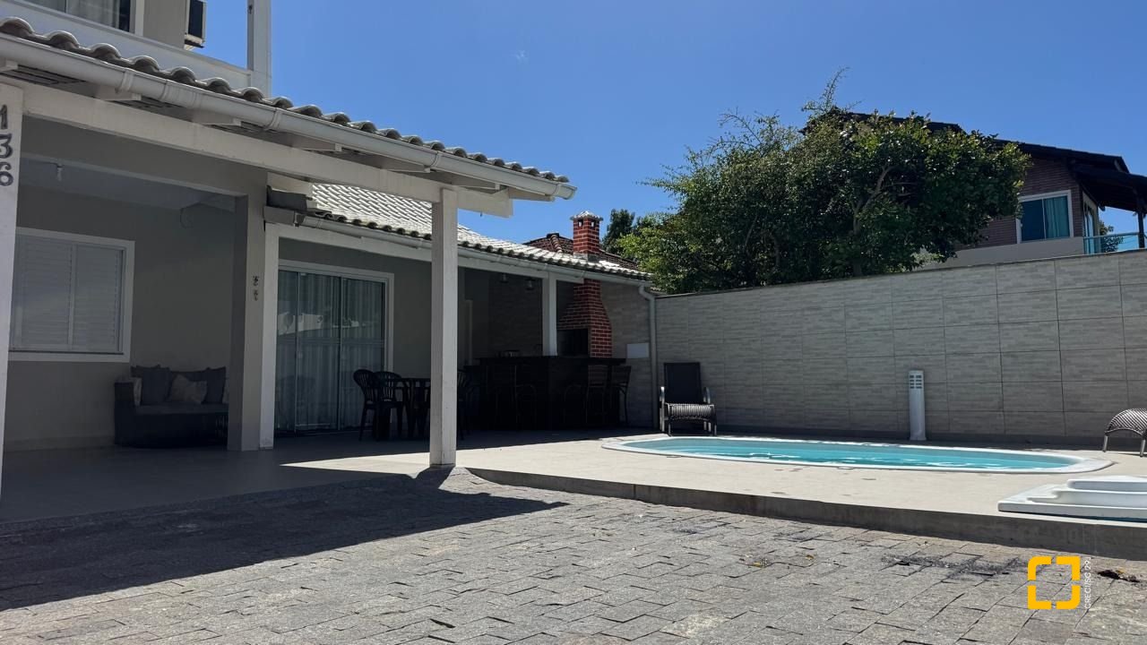 Casa com 215m², 4 quartos (sendo 1 suíte), 2 garagens, no bairro Campeche em Florianópolis