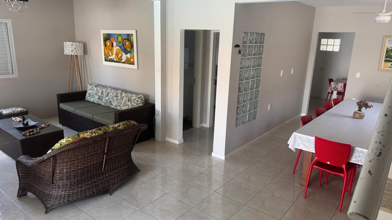 Casa com 215m², 4 quartos (sendo 1 suíte), 2 garagens, no bairro Campeche em Florianópolis