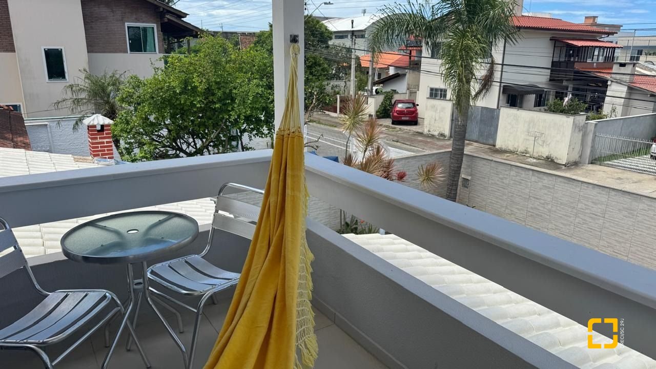 Casa com 215m², 4 quartos (sendo 1 suíte), 2 garagens, no bairro Campeche em Florianópolis