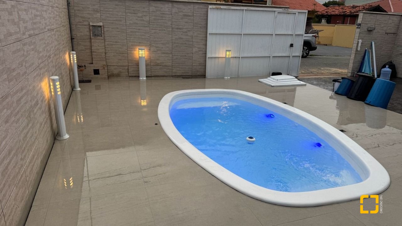 Casa com 215m², 4 quartos (sendo 1 suíte), 2 garagens, no bairro Campeche em Florianópolis