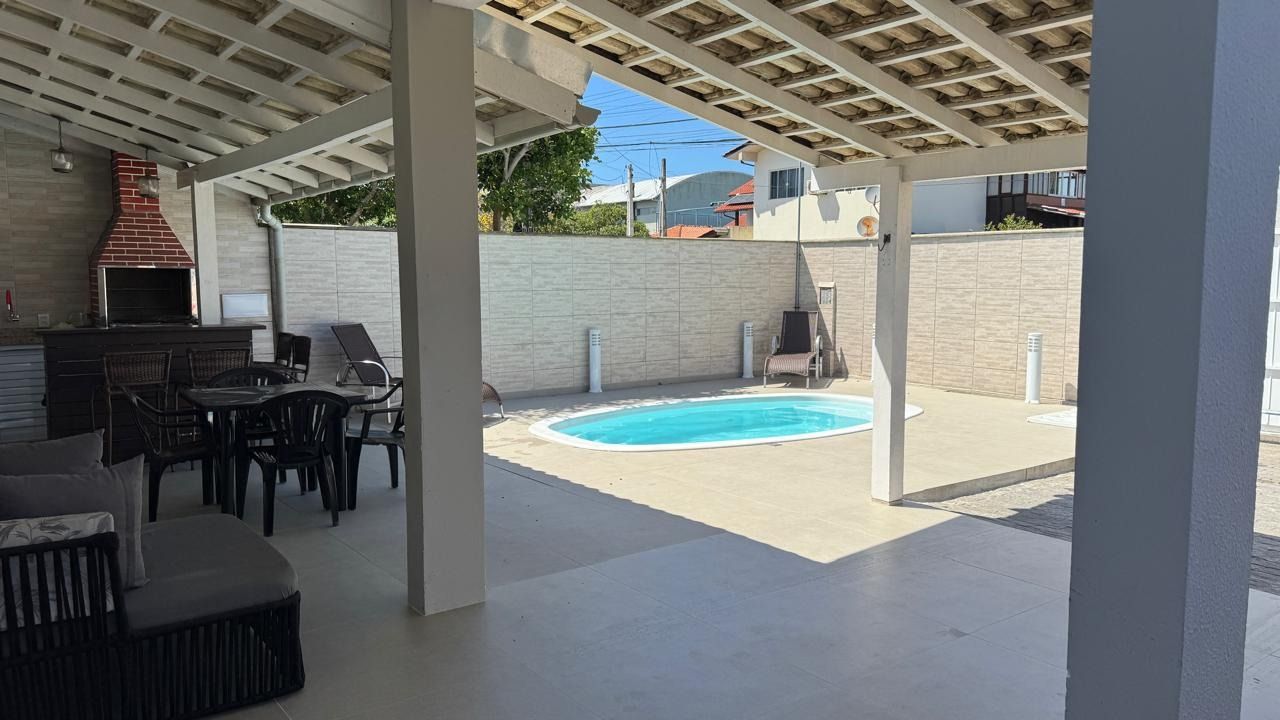 Casa com 215m², 4 quartos (sendo 1 suíte), 2 garagens, no bairro Campeche em Florianópolis