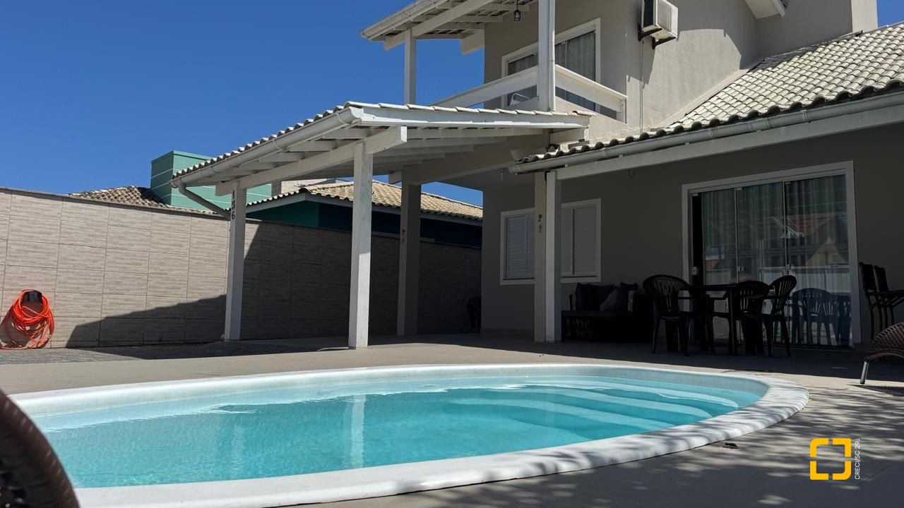 Casa com 215m², 4 quartos (sendo 1 suíte), 2 garagens, no bairro Campeche em Florianópolis