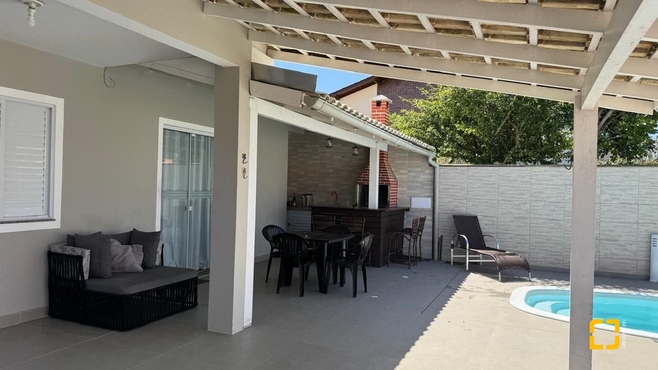 Casa com 215m², 4 quartos (sendo 1 suíte), 2 garagens, no bairro Campeche em Florianópolis