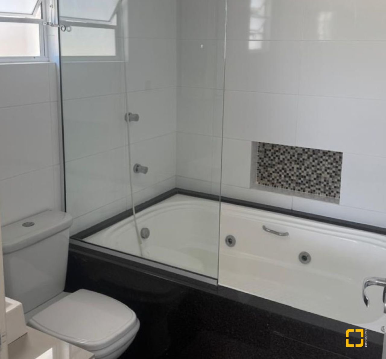 Casa com 215m², 4 quartos (sendo 1 suíte), 2 garagens, no bairro Campeche em Florianópolis