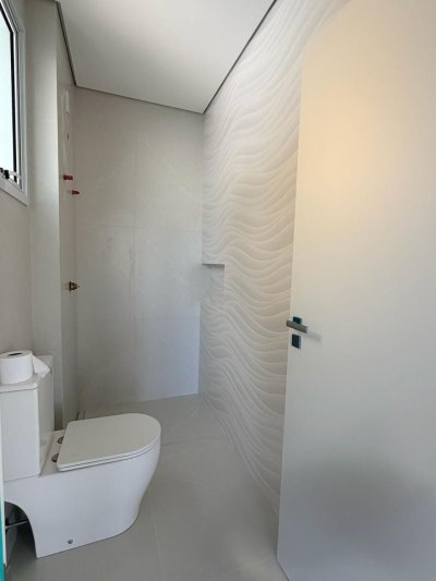 Casa de Condomínio com 226m², 4 quartos (sendo 3 suítes), 2 garagens, no bairro Rio Vermelho em Florianópolis