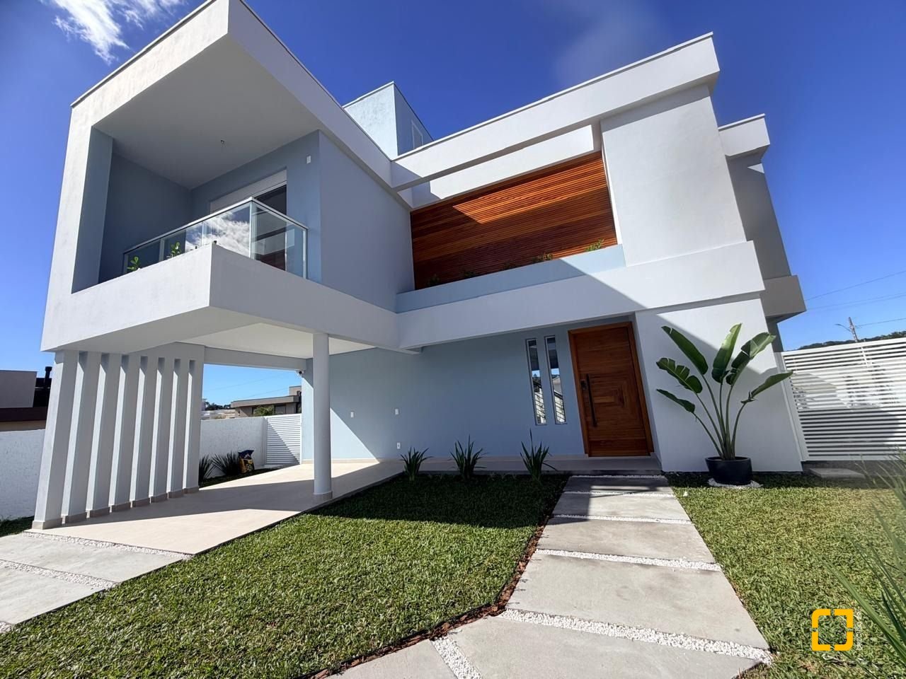 Casa de Condomínio com 226m², 4 quartos (sendo 3 suítes), 2 garagens, no bairro Rio Vermelho em Florianópolis
