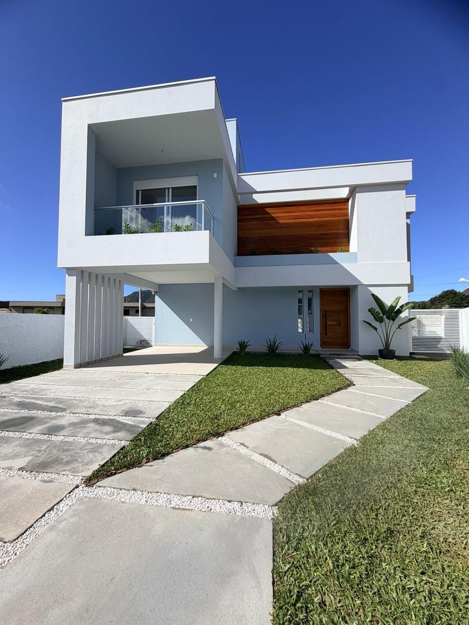 Casa de Condomínio com 226m², 4 quartos (sendo 3 suítes), 2 garagens, no bairro Rio Vermelho em Florianópolis