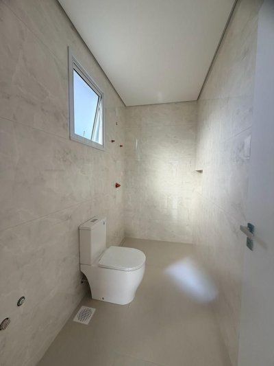 Casa de Condomínio com 226m², 4 quartos (sendo 3 suítes), 2 garagens, no bairro Rio Vermelho em Florianópolis