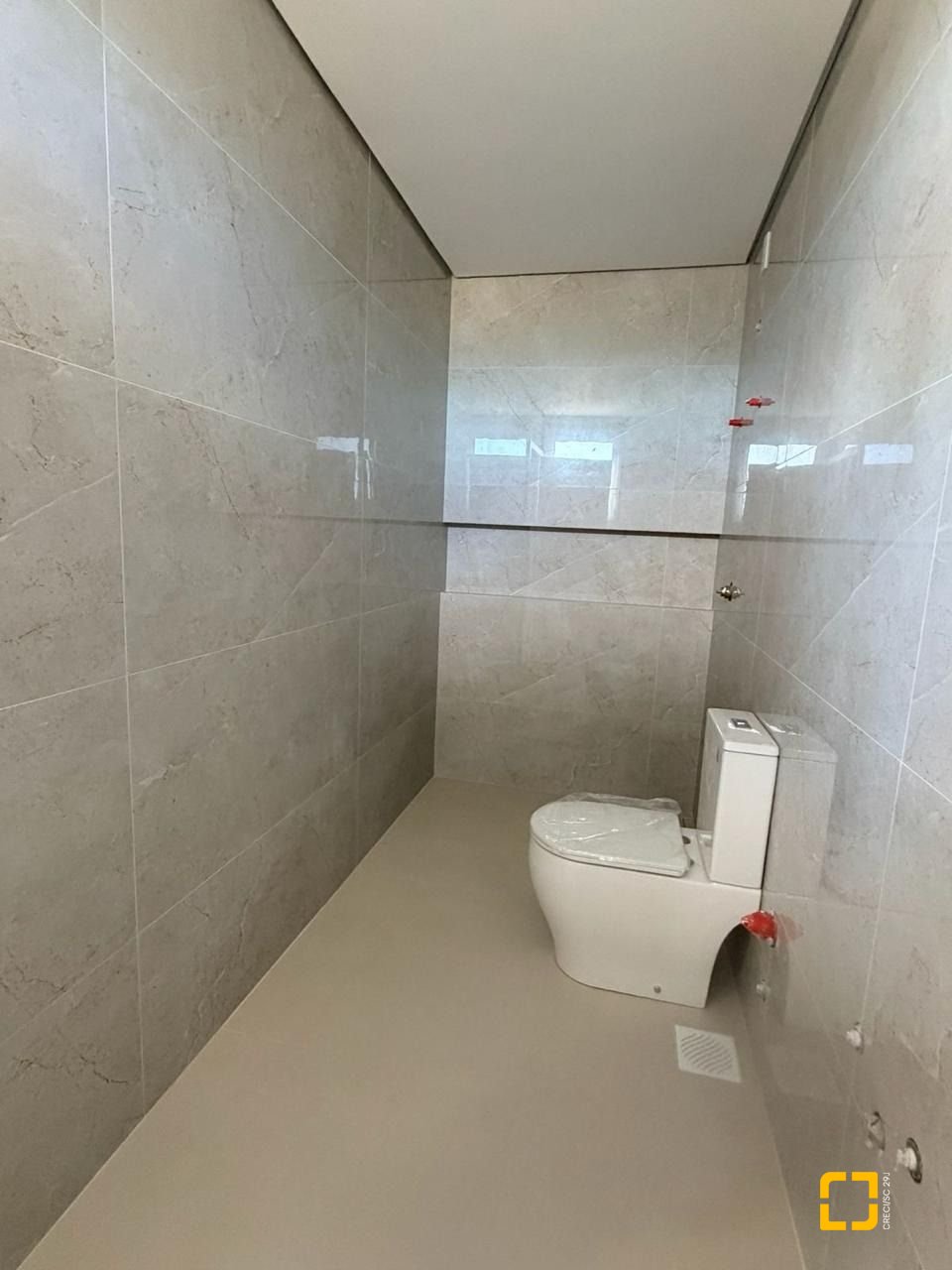 Casa de Condomínio com 226m², 4 quartos (sendo 3 suítes), 2 garagens, no bairro Rio Vermelho em Florianópolis