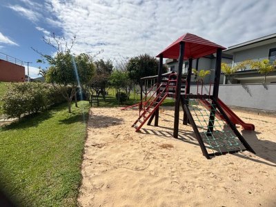 Casa de Condomínio com 226m², 4 quartos (sendo 3 suítes), 2 garagens, no bairro Rio Vermelho em Florianópolis