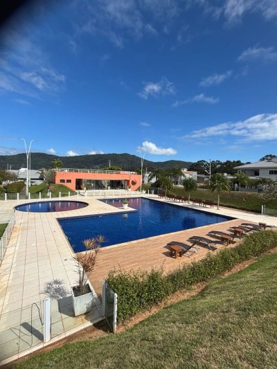 Casa de Condomínio com 226m², 4 quartos (sendo 3 suítes), 2 garagens, no bairro Rio Vermelho em Florianópolis