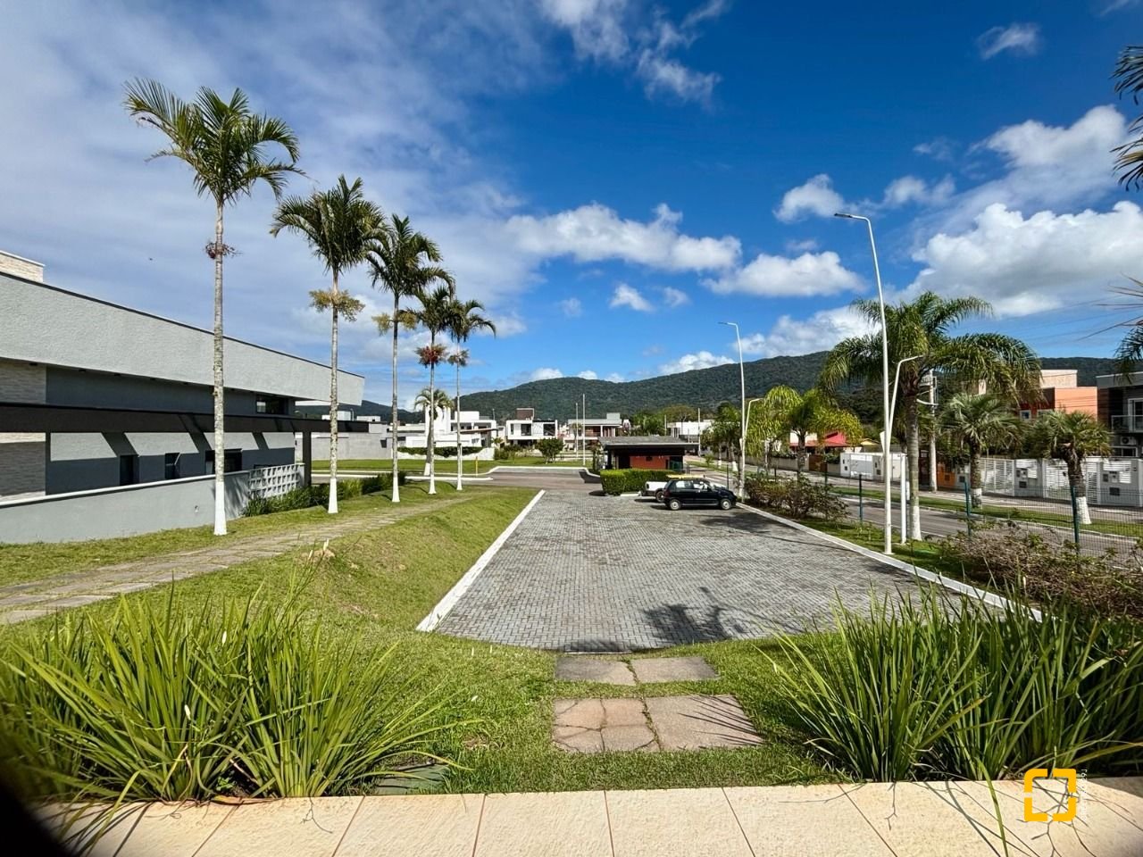 Casa de Condomínio com 226m², 4 quartos (sendo 3 suítes), 2 garagens, no bairro Rio Vermelho em Florianópolis