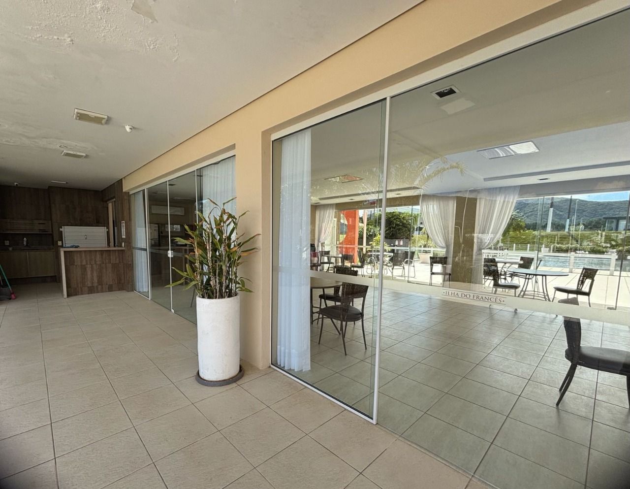 Casa de Condomínio com 226m², 4 quartos (sendo 3 suítes), 2 garagens, no bairro Rio Vermelho em Florianópolis