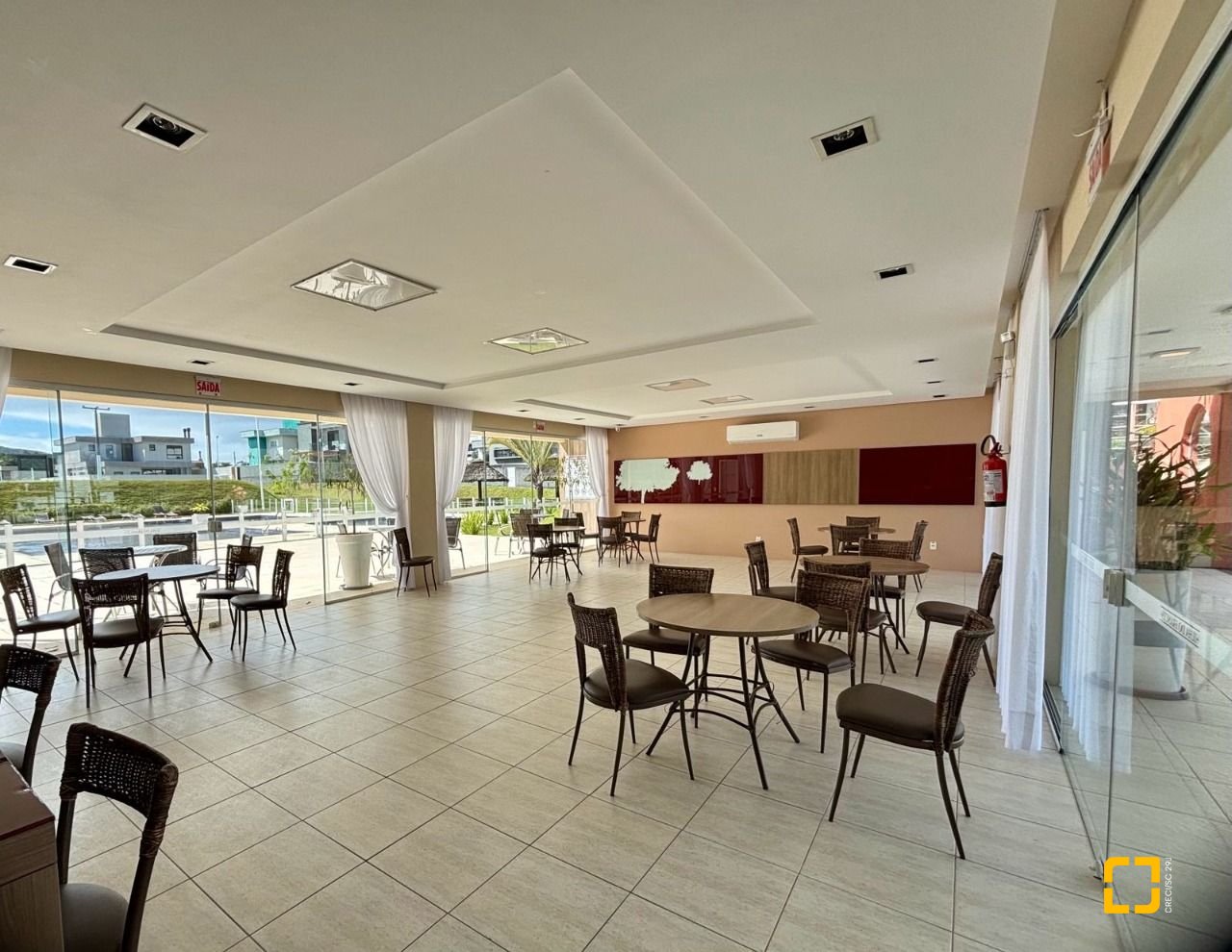 Casa de Condomínio com 226m², 4 quartos (sendo 3 suítes), 2 garagens, no bairro Rio Vermelho em Florianópolis