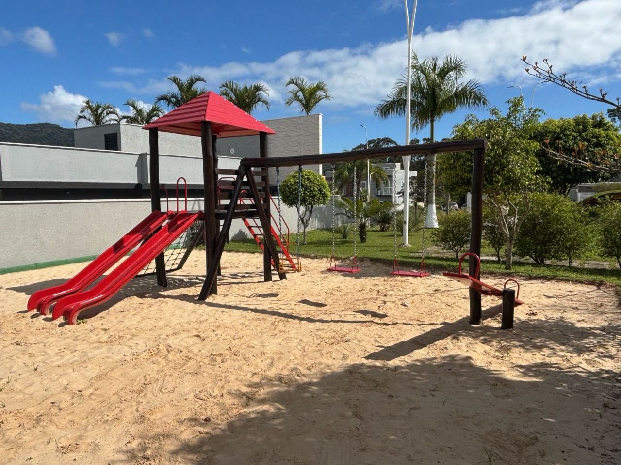 Casa de Condomínio com 226m², 4 quartos (sendo 3 suítes), 2 garagens, no bairro Rio Vermelho em Florianópolis
