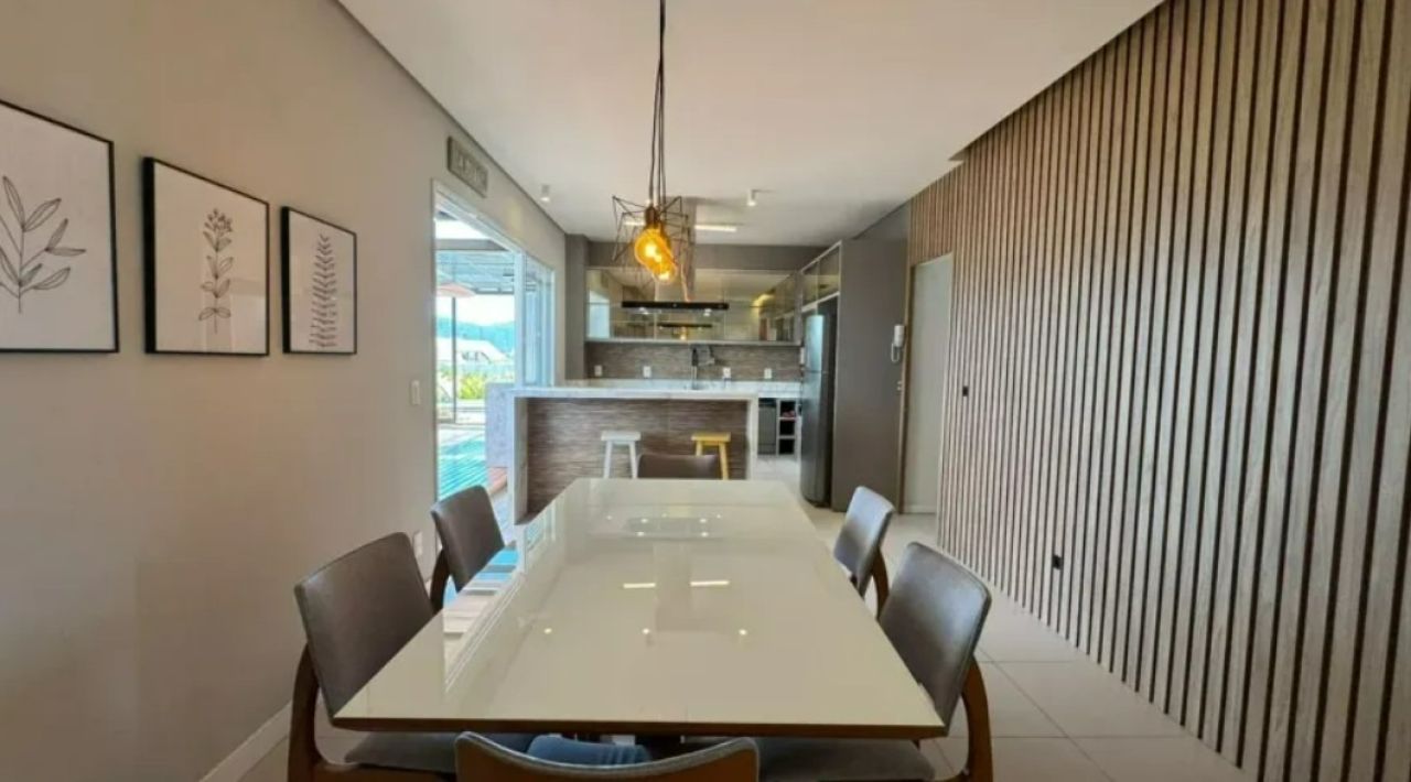 Cobertura com 210m², 3 quartos (sendo 3 suítes), 2 garagens, no bairro Ingleses em Florianópolis