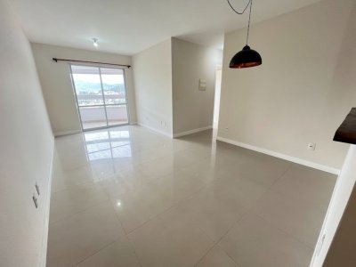 Apartamento com 88m², 3 quartos (sendo 1 suíte), 2 garagens, no bairro Pantanal em Florianópolis