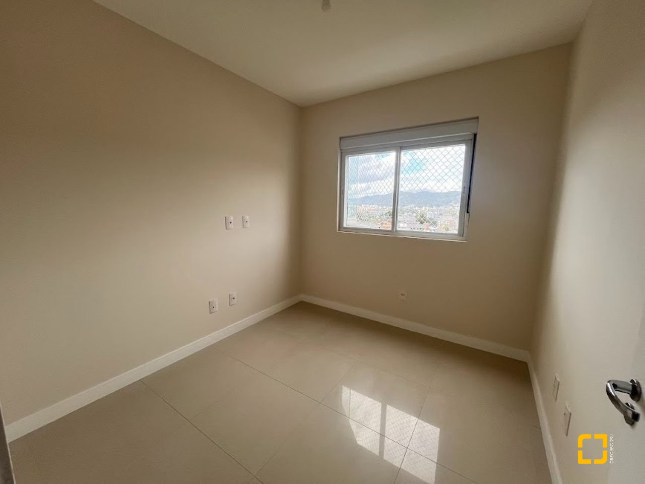 Apartamento com 88m², 3 quartos (sendo 1 suíte), 2 garagens, no bairro Pantanal em Florianópolis