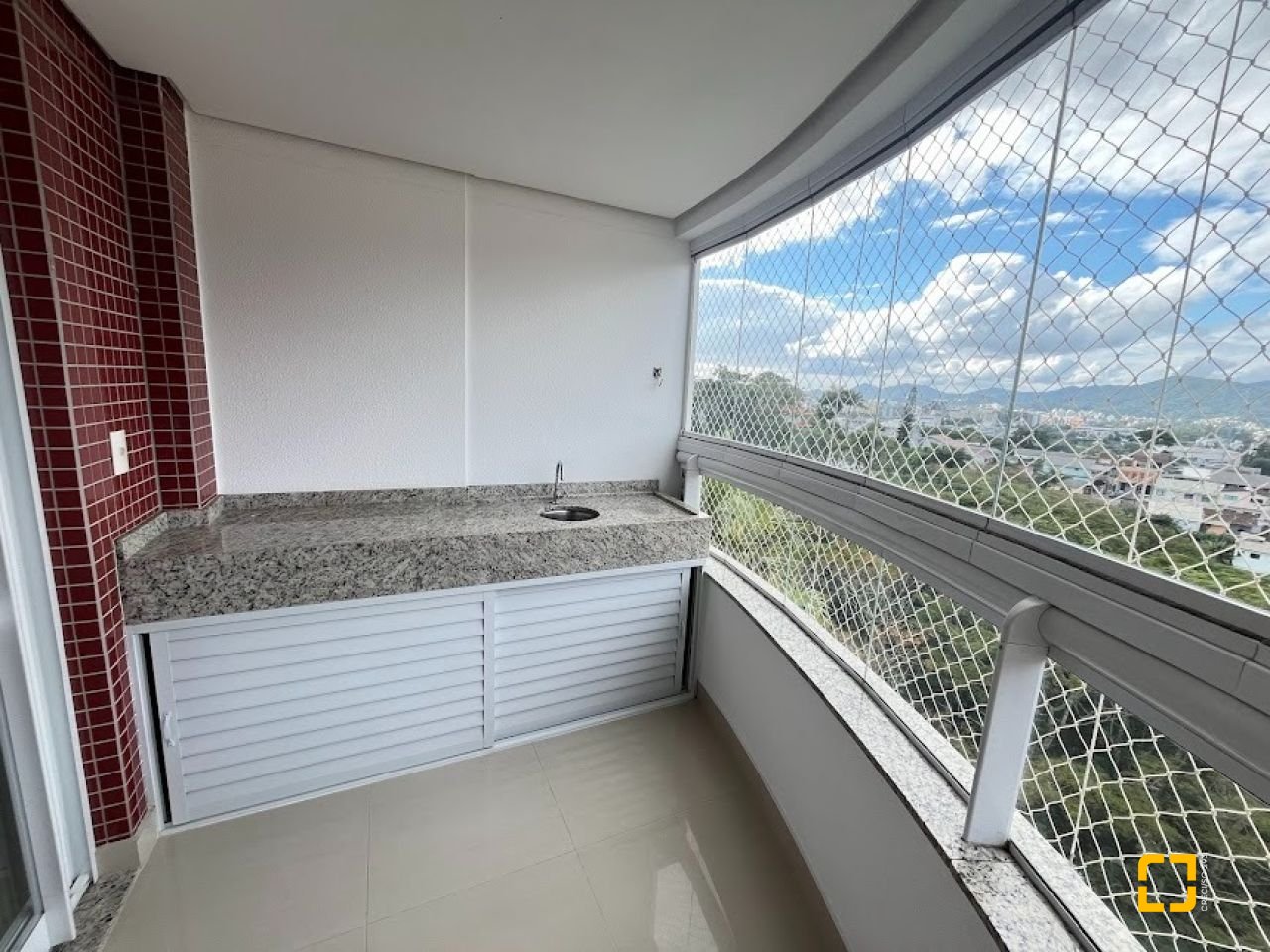 Apartamento com 88m², 3 quartos (sendo 1 suíte), 2 garagens, no bairro Pantanal em Florianópolis