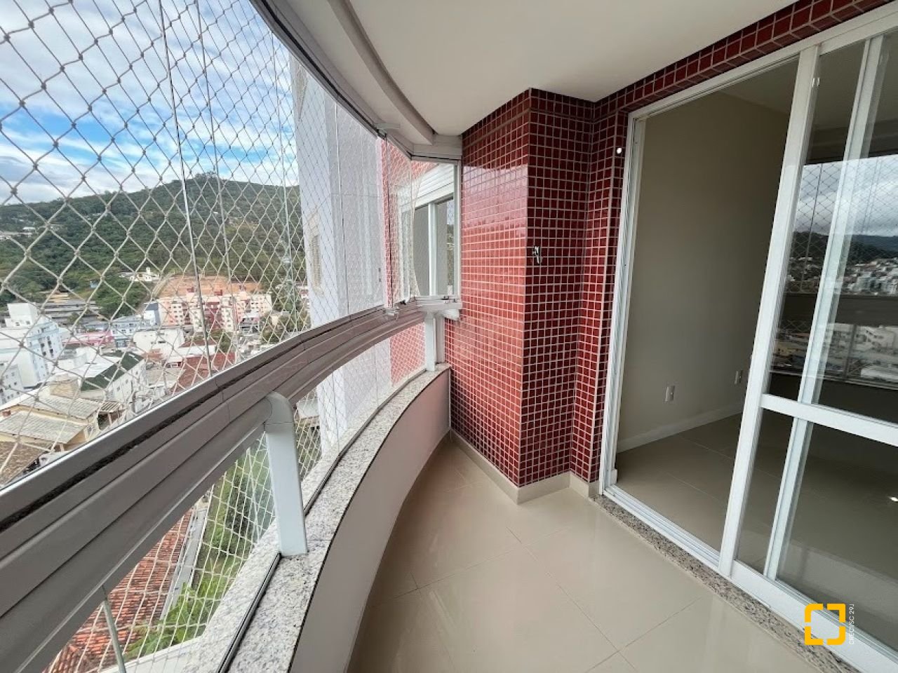 Apartamento com 88m², 3 quartos (sendo 1 suíte), 2 garagens, no bairro Pantanal em Florianópolis
